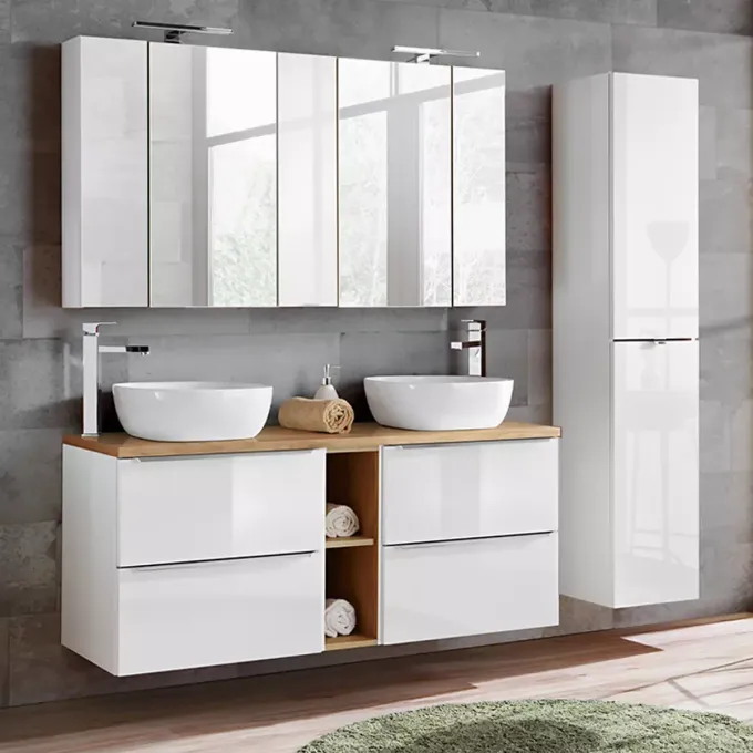 Des vasques sur un meuble et un miroir
