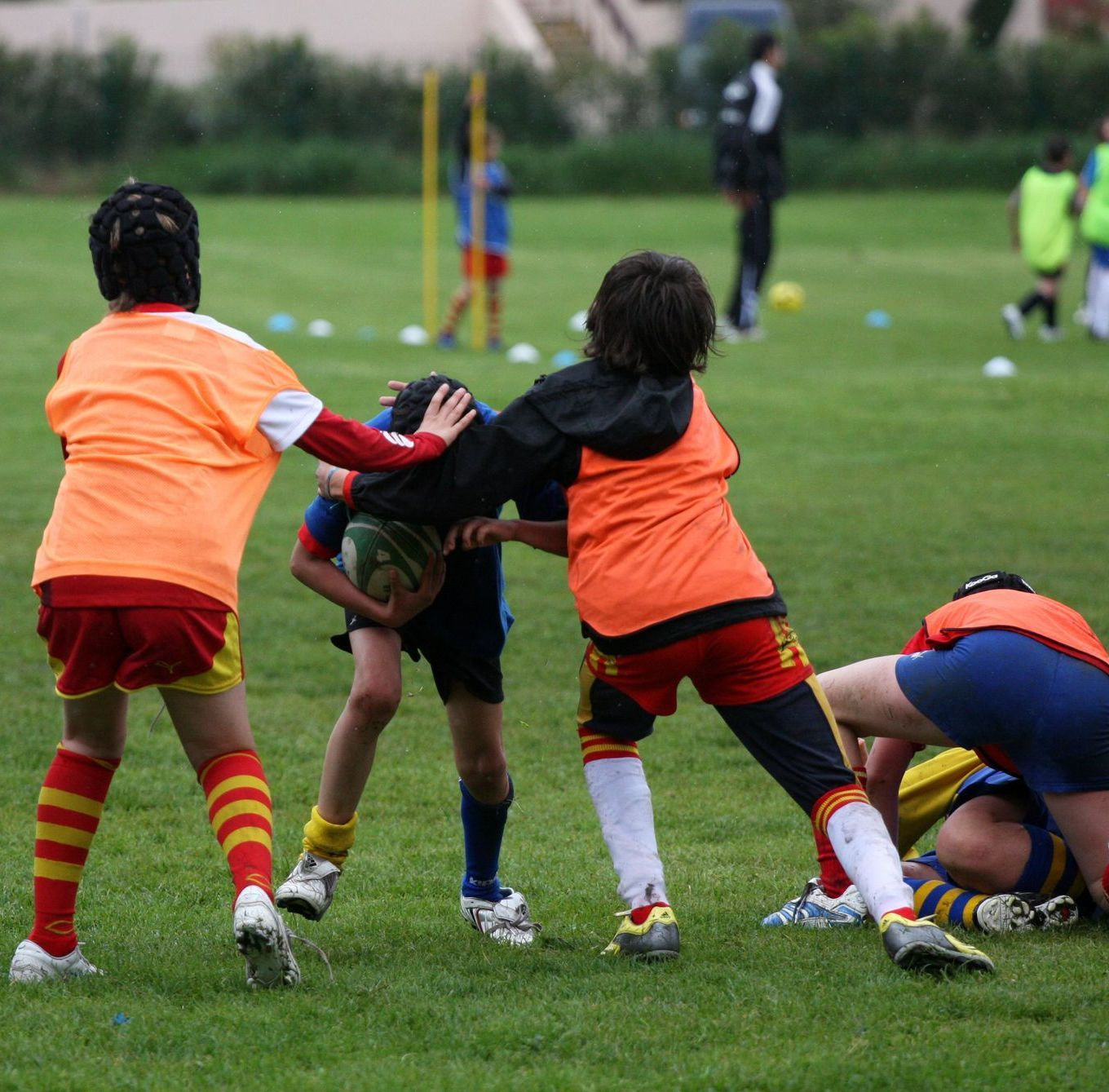 Jeunes sportifs portant des chasubles