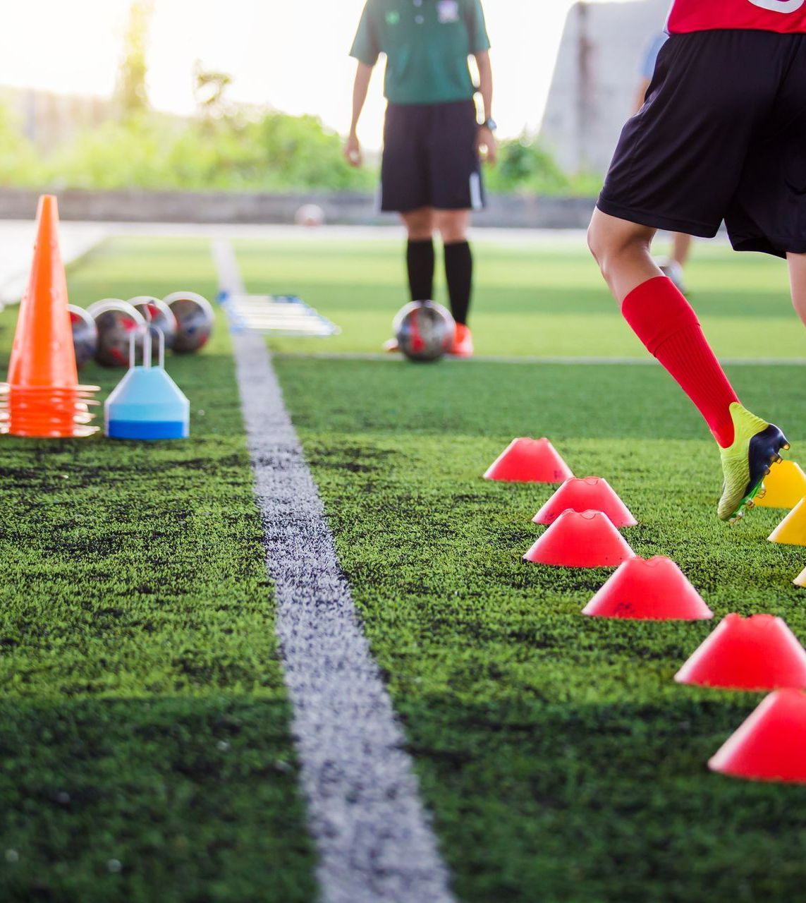 Un footballer s'entraine sur le terrain de foot