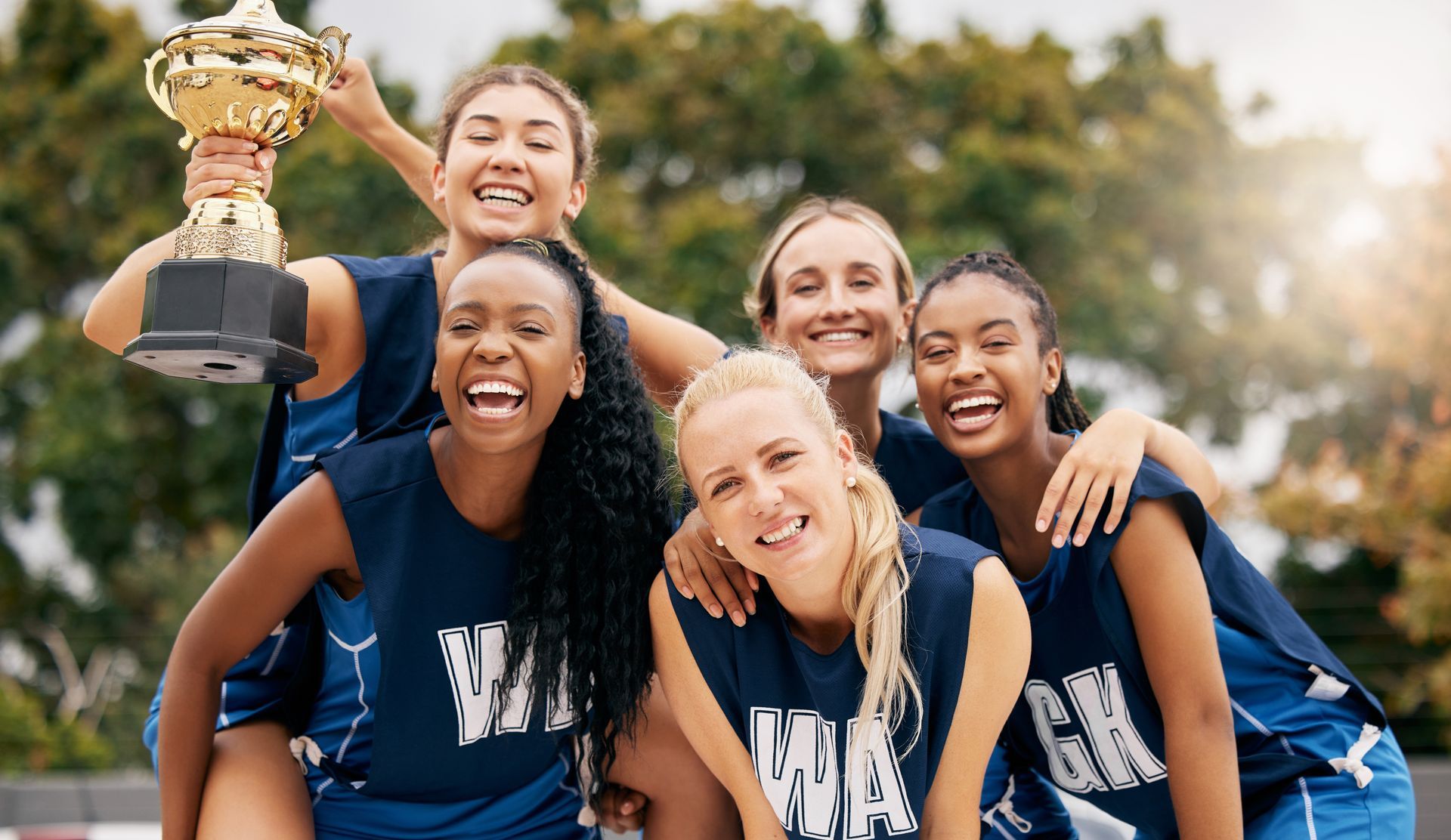 Une équipe féminine de sport sollectif porte le trophée