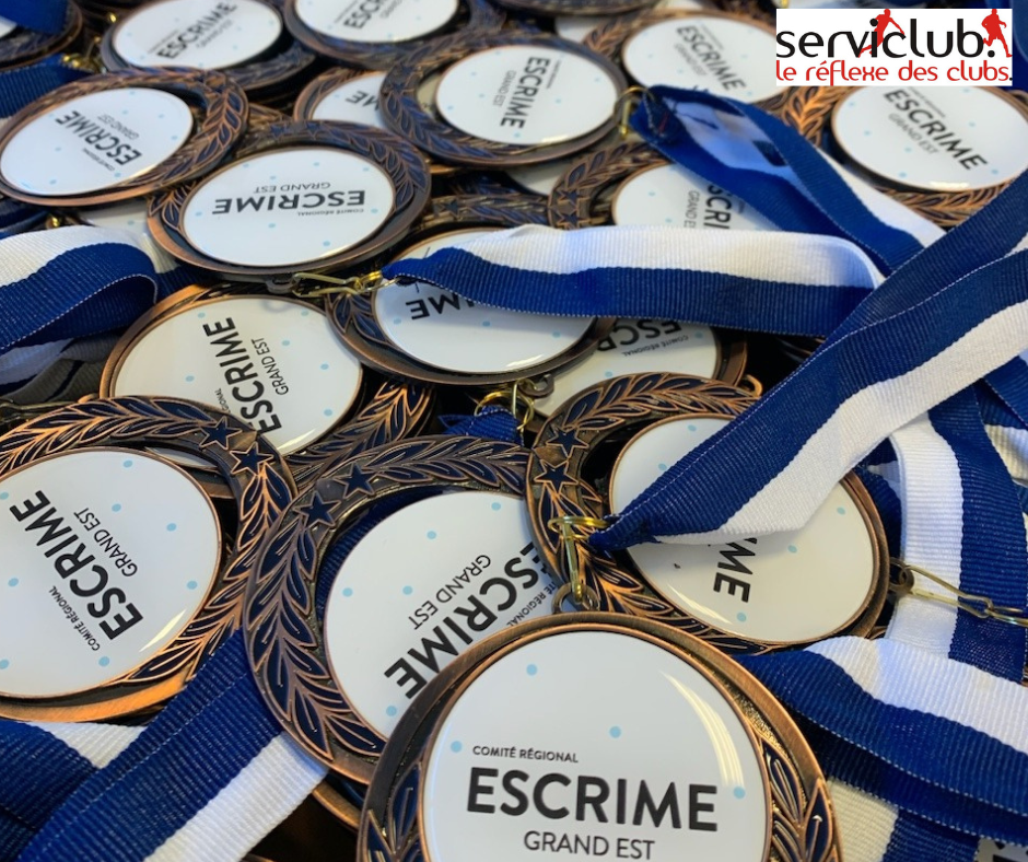 Une main présente une médaille fermement