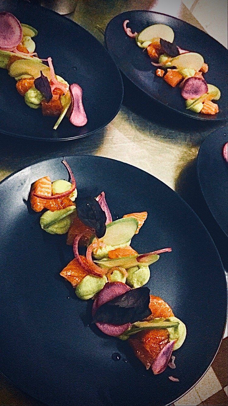 Fines bouchées de viandes sur assiettes bleu