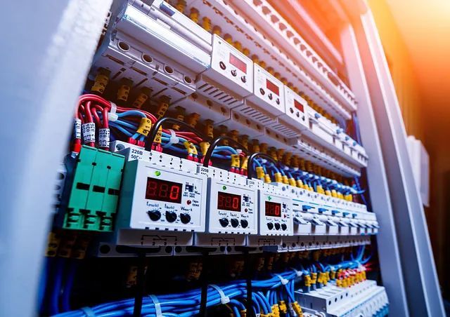 Un gran armario eléctrico lleno de muchos cables y equipos eléctricos.