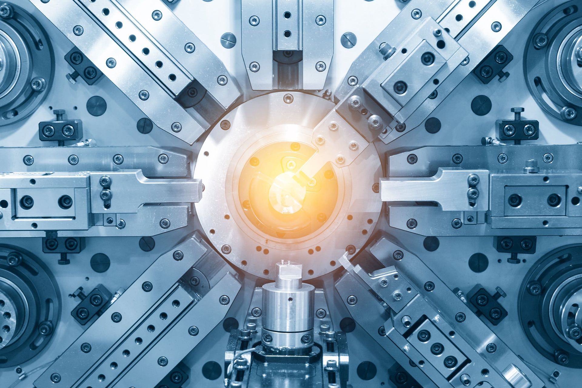 Un primer plano de una máquina con una luz saliendo de ella.