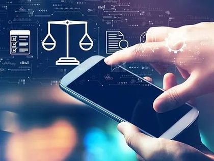 Una persona sostiene un teléfono celular con una balanza de la justicia en la pantalla.