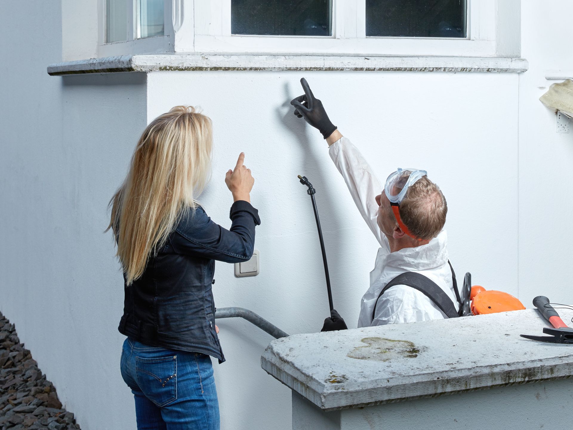 Un exterminateur explique quelque chose à un client