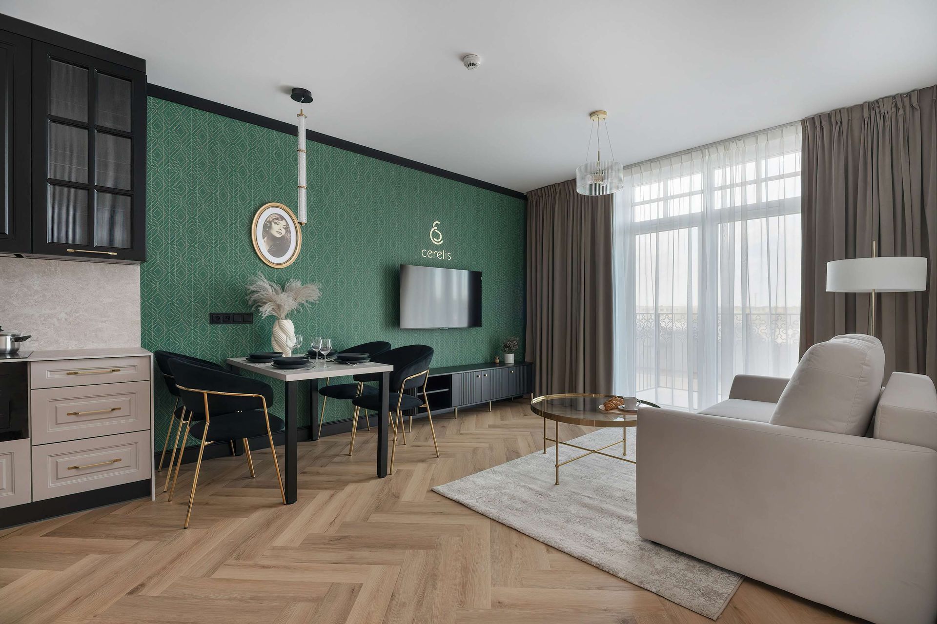 Nowoczesny salon z zieloną ścianą akcentową, stołem jadalnym, beżową sofą i dużym oknem z delikatnymi zasłonami