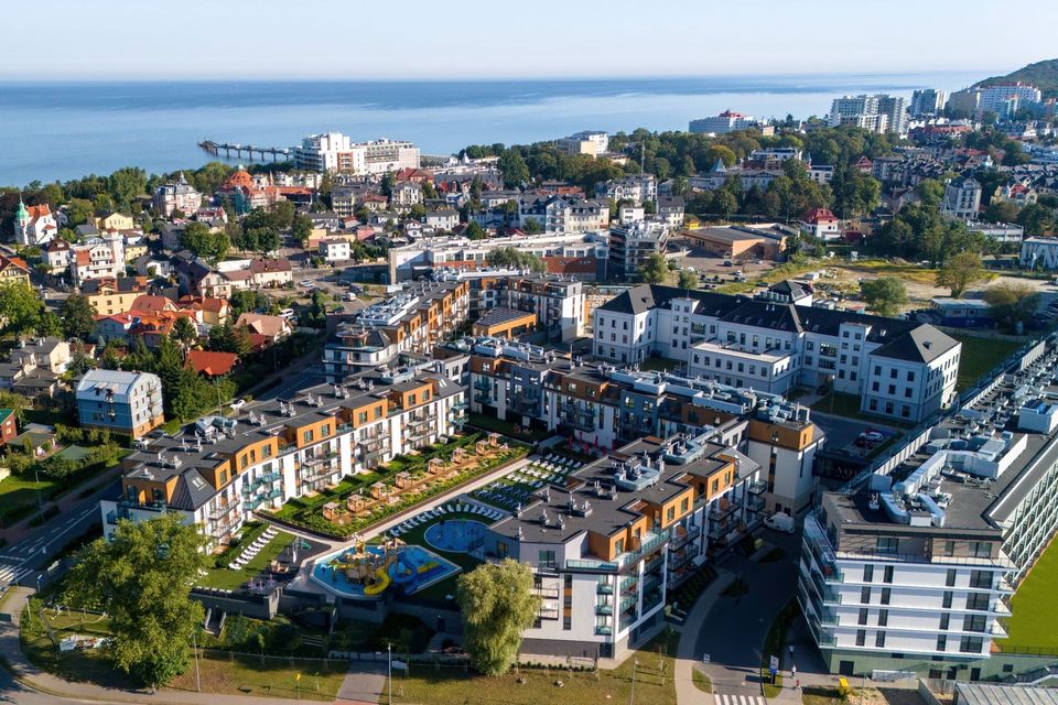 Widok z lotu ptaka na nadmorskie miasteczko z domami, ulicami i morzem w tle