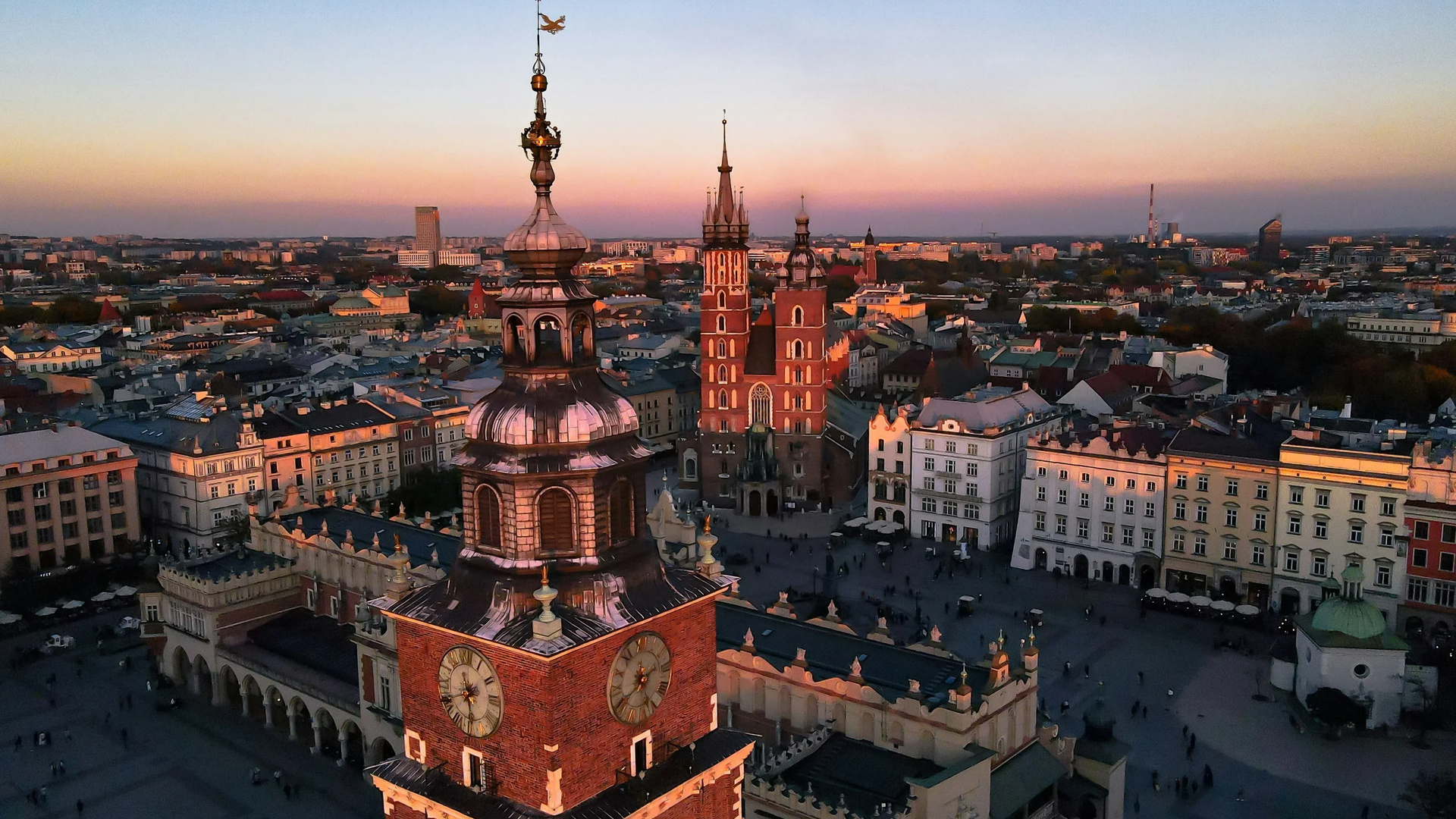 Widok z lotu ptaka na Rynek Główny w Krakowie o zachodzie słońca.
