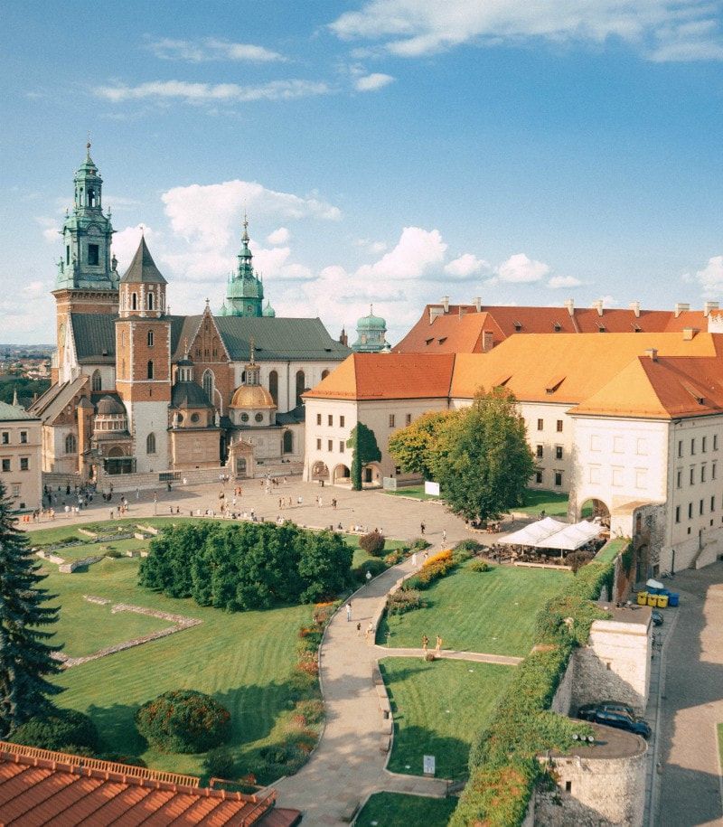 Widok miasta z lotu ptaka z zamkiem w tle