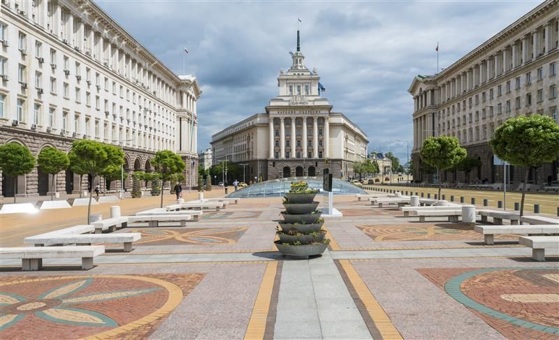 Duży budynek z fontanną przed nim