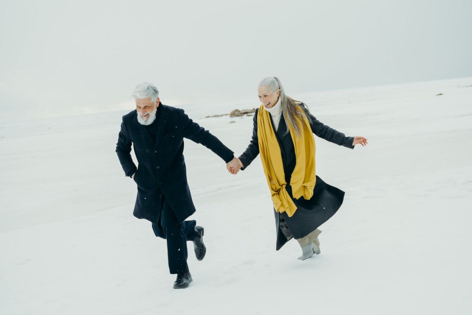 Bukiet różowych i białych kwiatów na różowym tle.