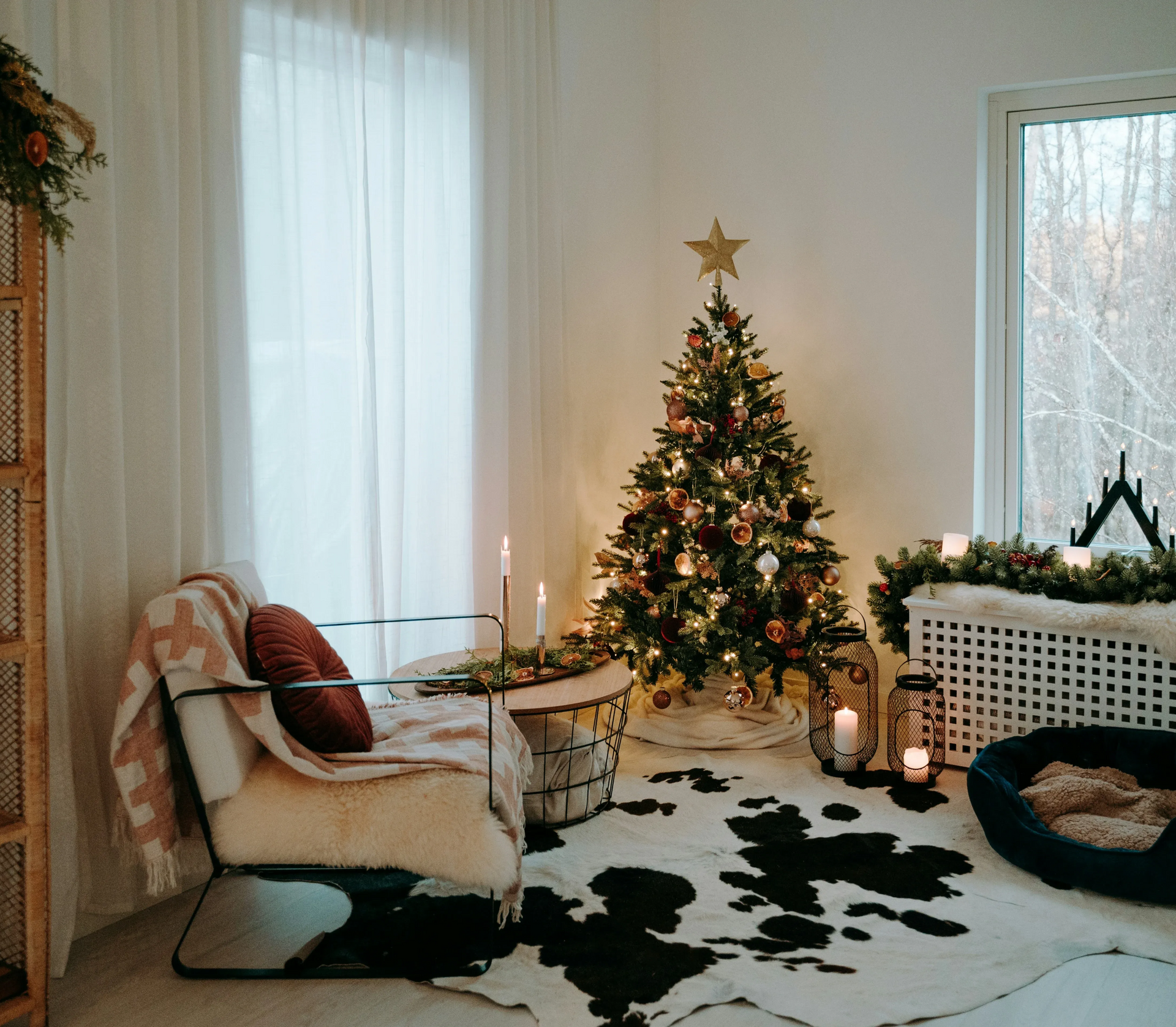 Pokój udekorowany na święta Bożego Narodzenia z choinką, krzesłem, świecami i skórzanym dywanem. Jasny, miękkim światłem; przytulna, świąteczna sceneria.