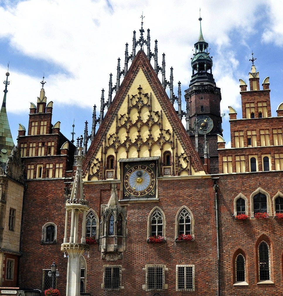 Duży ceglany budynek z zegarem na szczycie