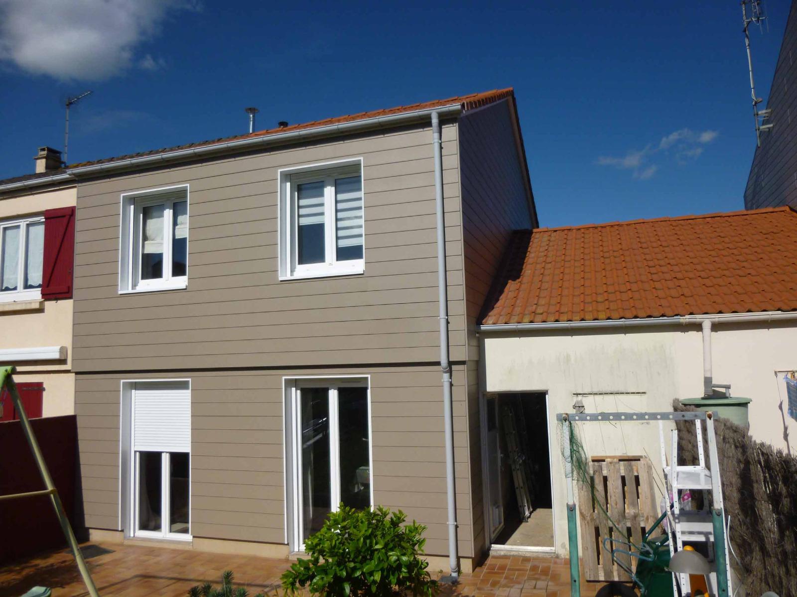 Maison au bardage gris à étage