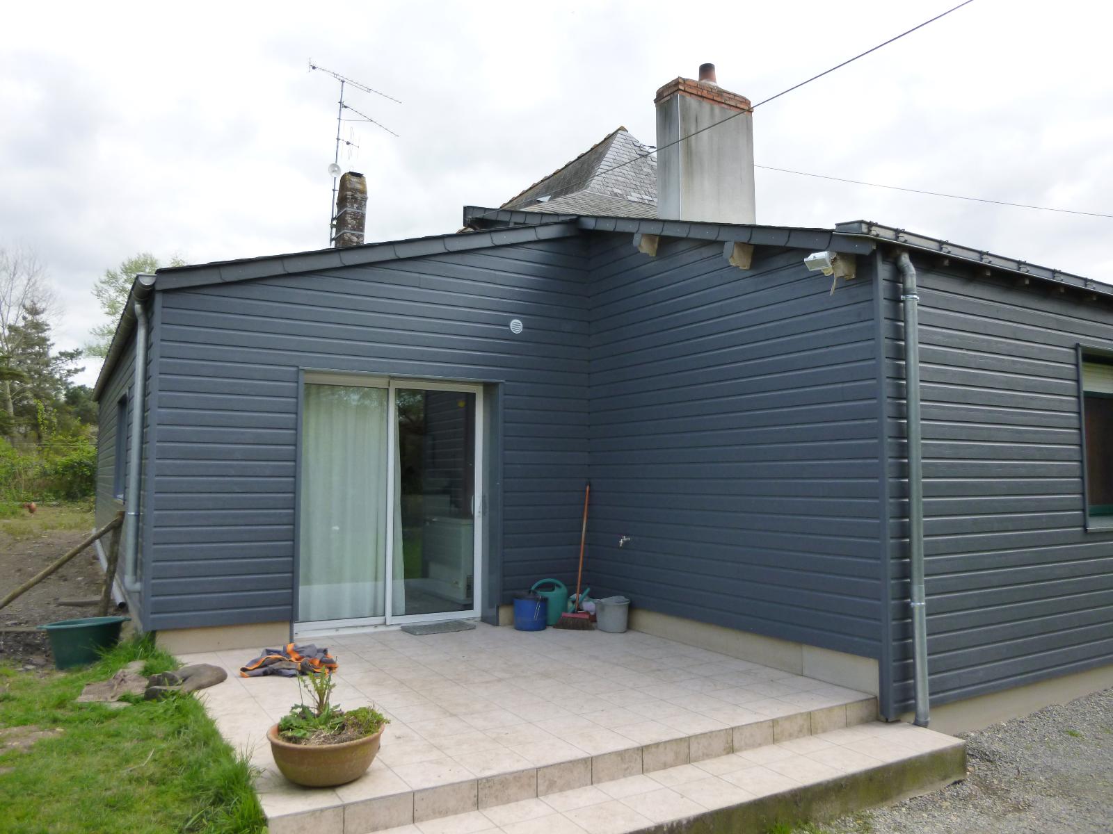 Bardage gris d'un bâtiment