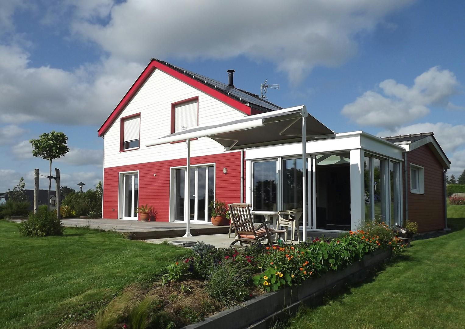 Bardage blanc et rouge d'un bâtiment