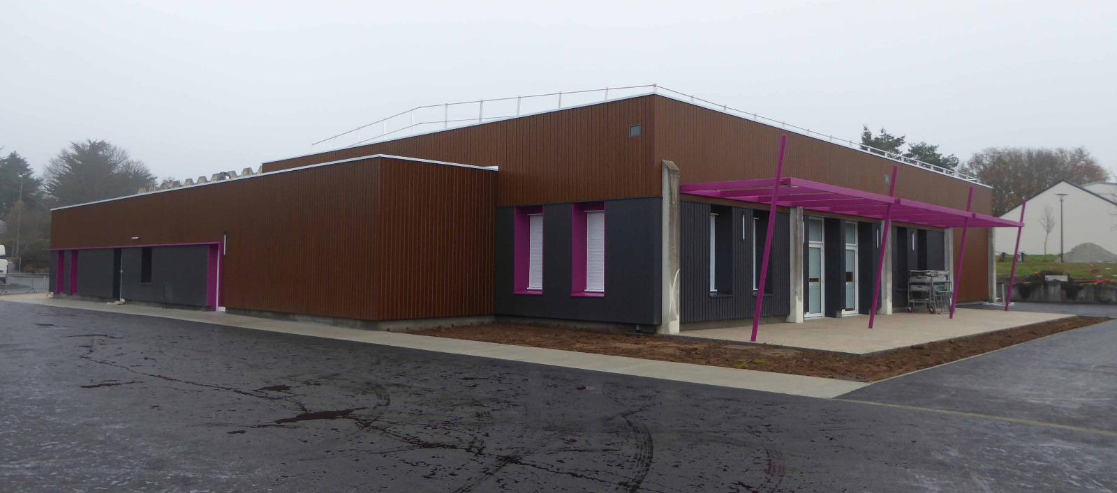 Bardage de couleur marron d'un bâtiment