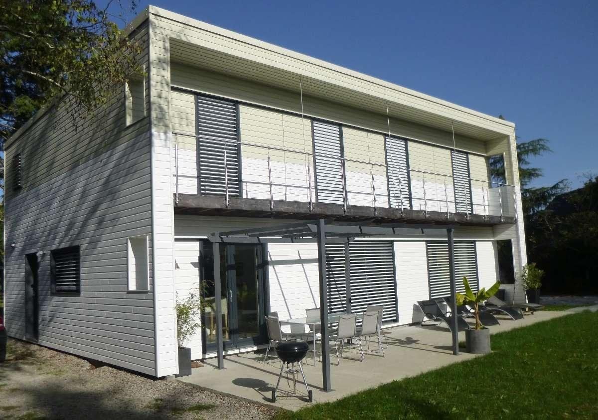 Bardage blanc d'un bâtiment