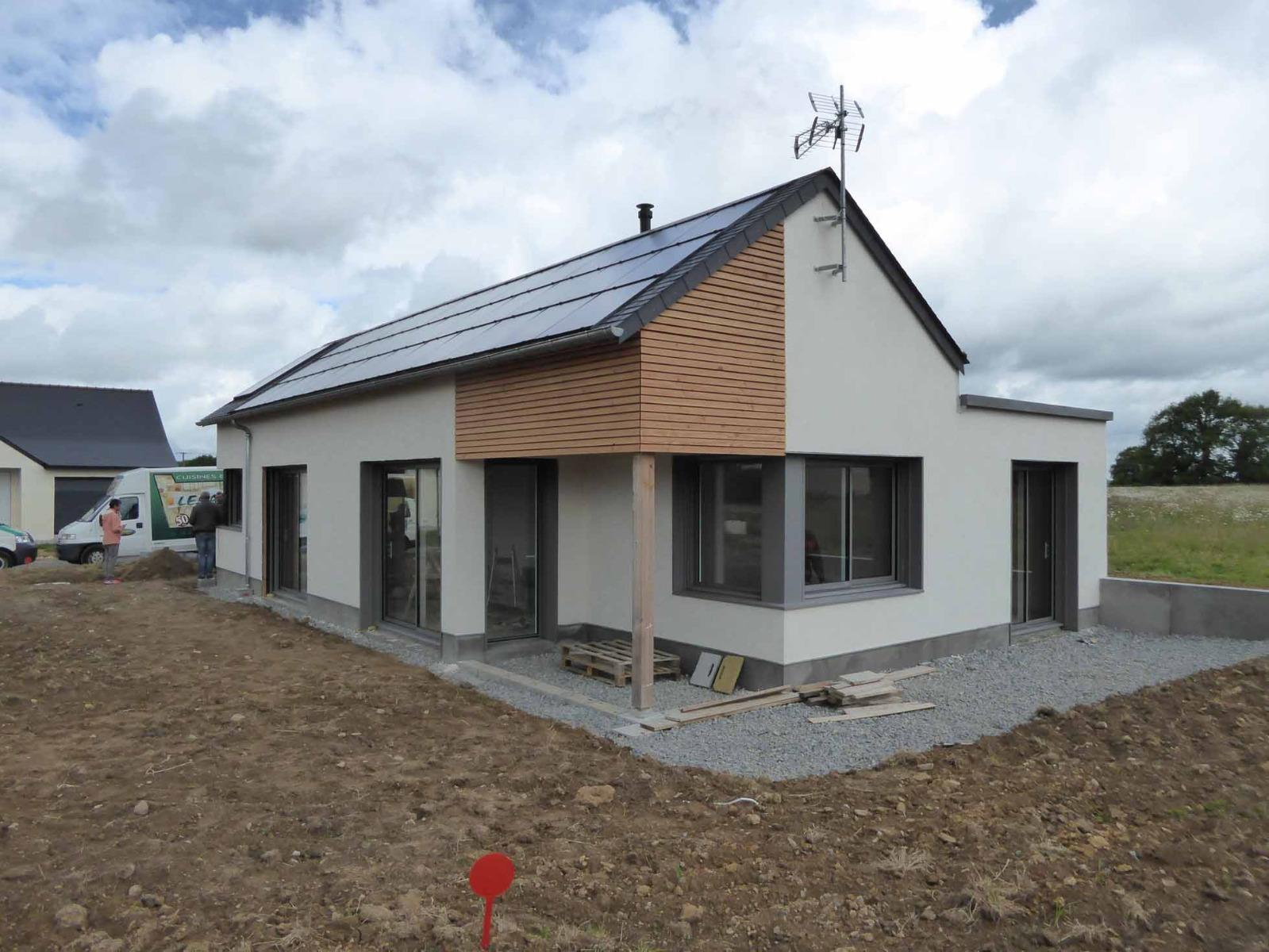 Construction d'un abri pour l'entrée d'une maison