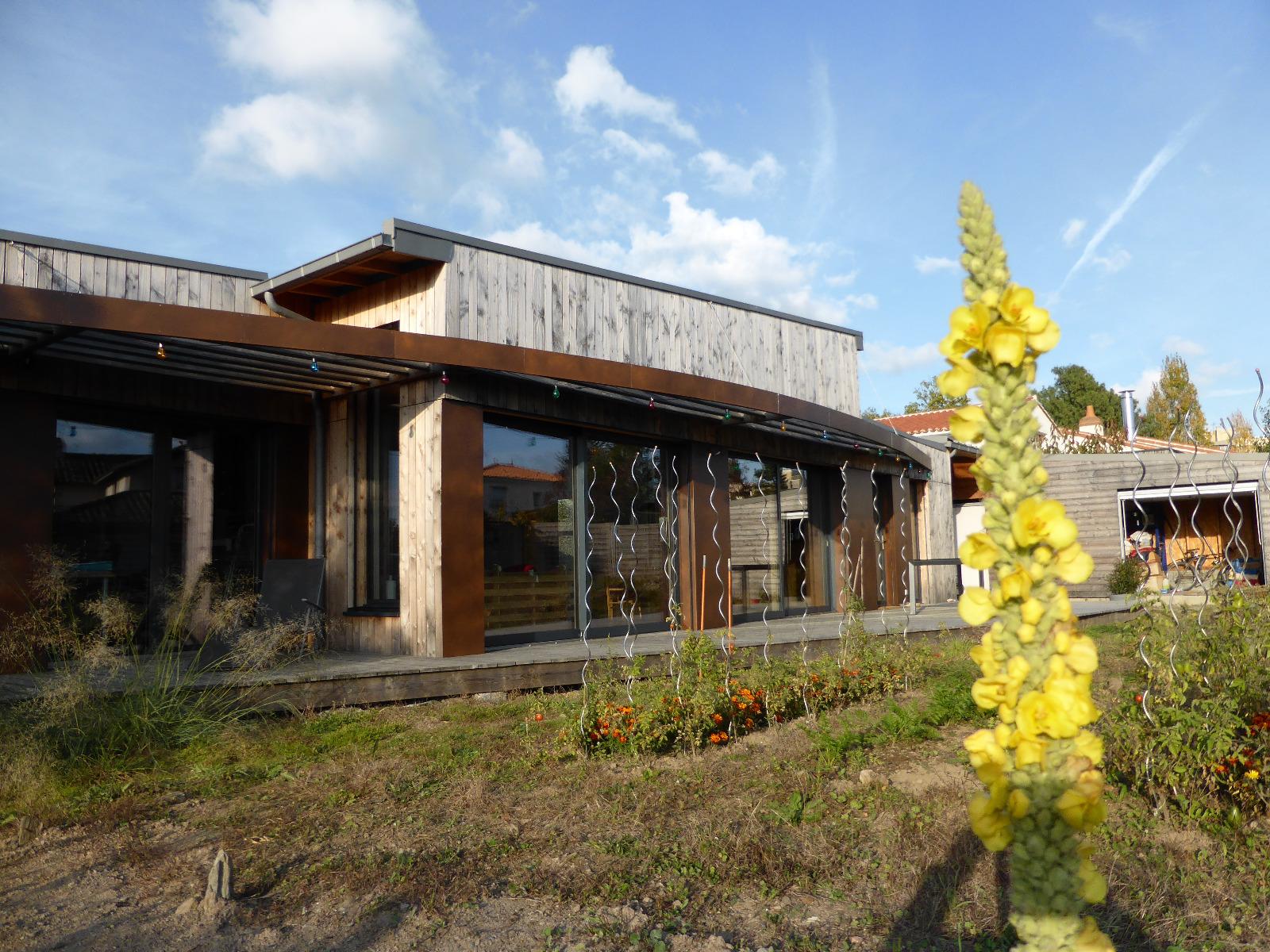Extension en bois d'une grande maison