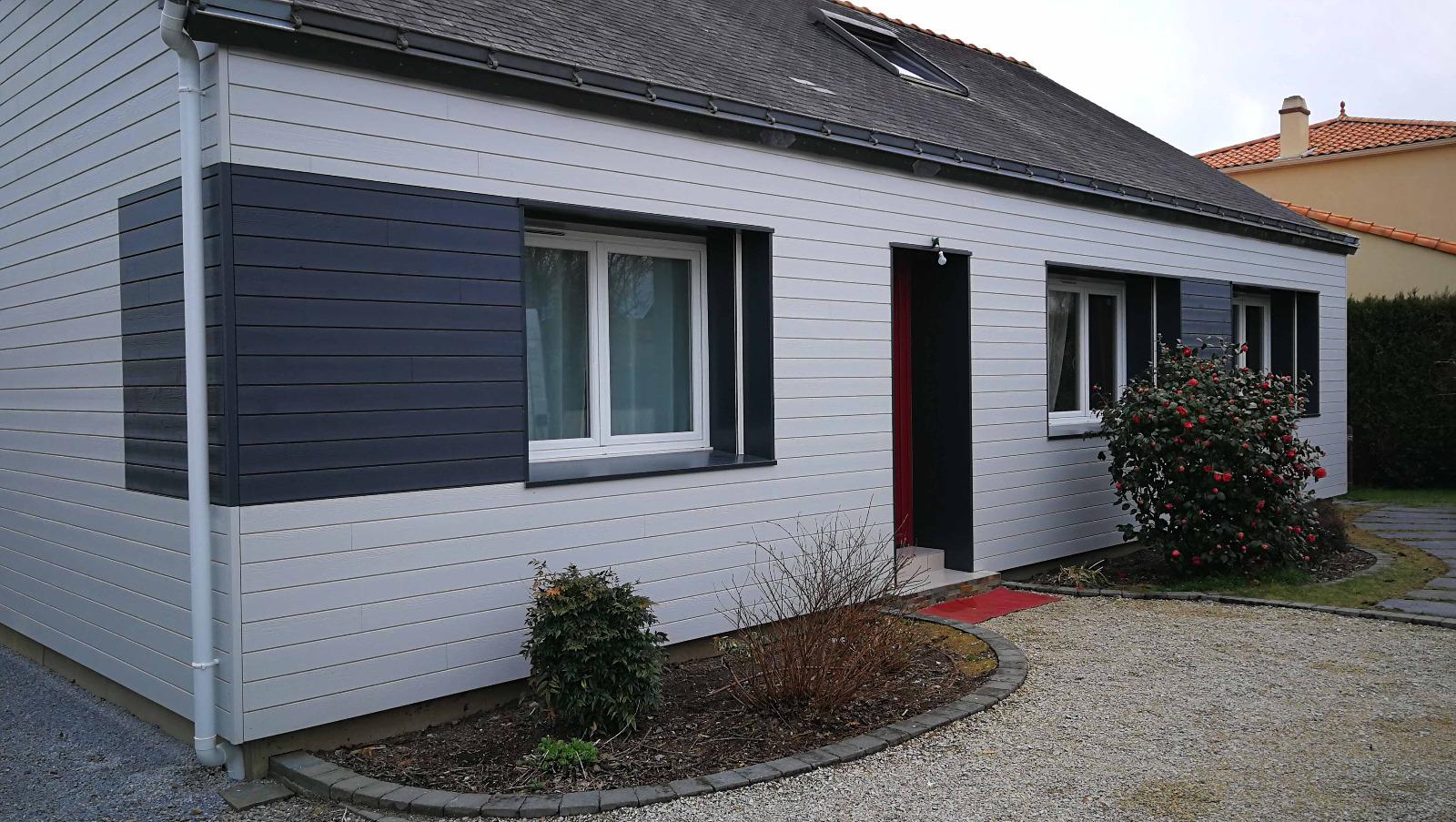 Maison bardage blanc et gris foncé