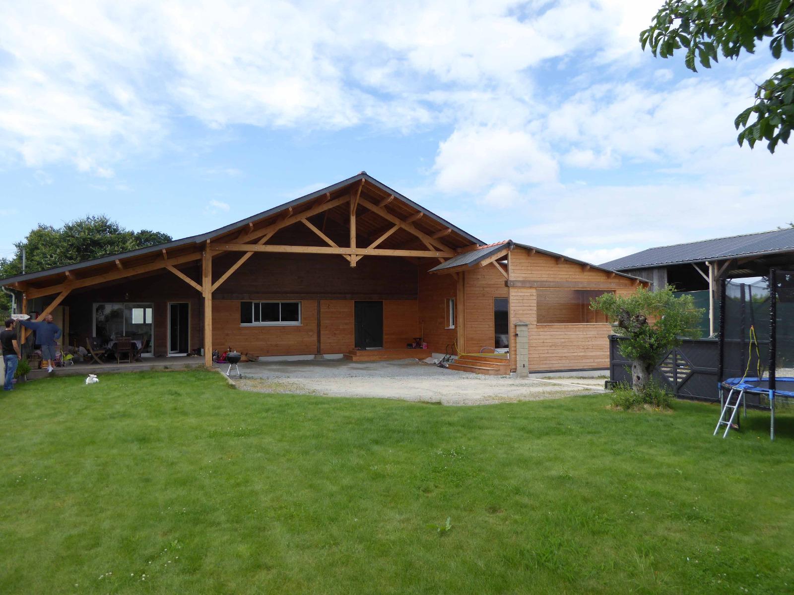 Construction d'une grande maison en ossature bois avec préau