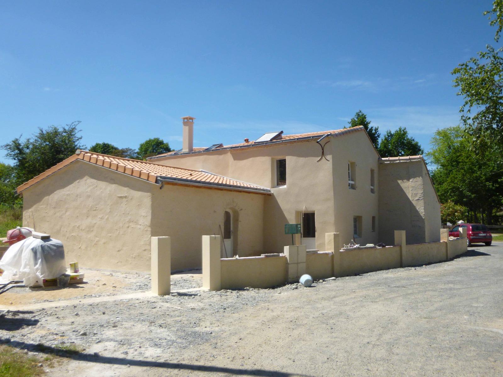 Rénovation d'une maison à la façade claire