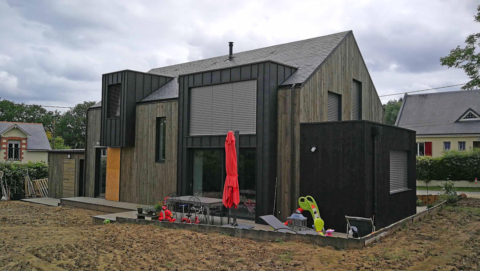 Maison en ossature bois de couleur sombre