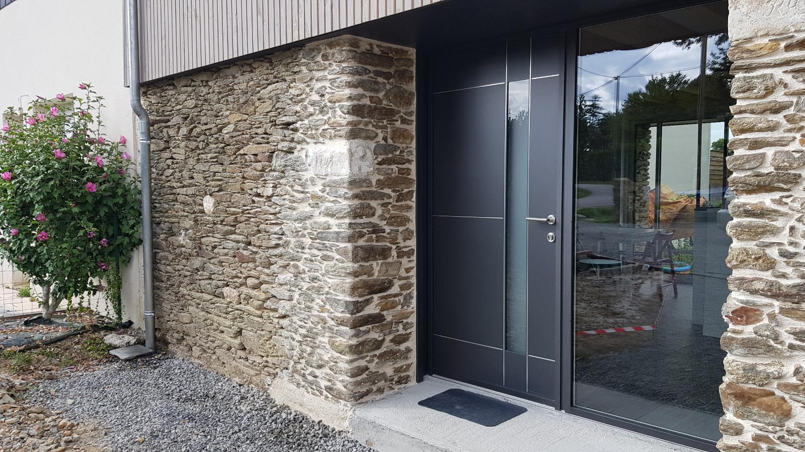 Porte d'entrée de maison noire