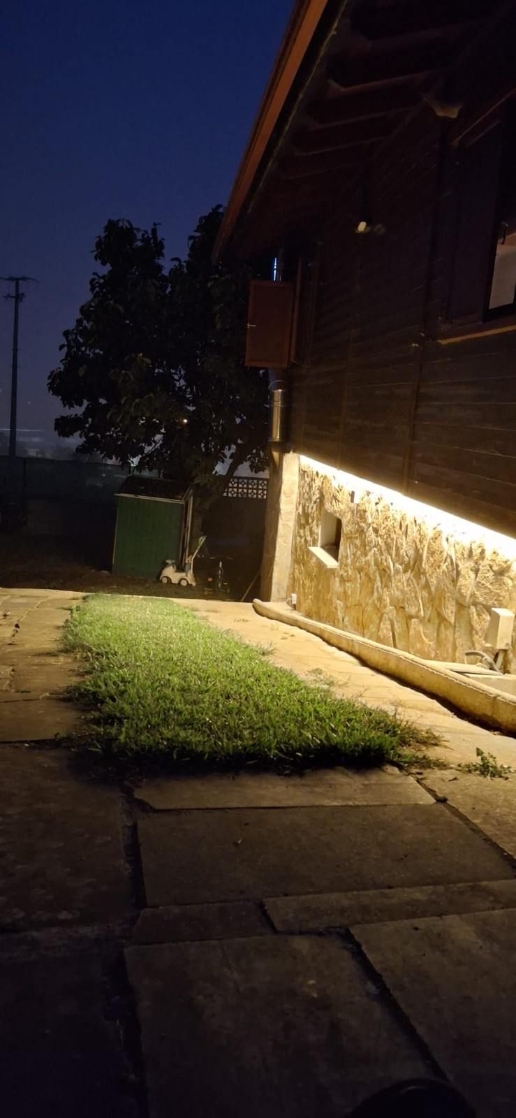 Panel de disyuntores eléctricos y interruptor de luz montados en la pared blanca.