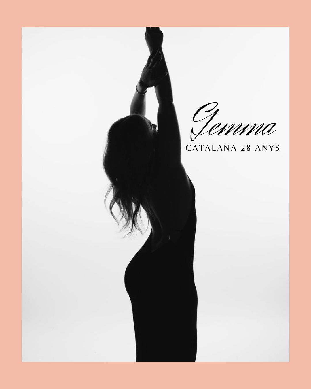 Mujer sentada, de espaldas al espectador. Cabello largo, camisa abierta. Texto superpuesto: Cristina, Catalana, 36 años.