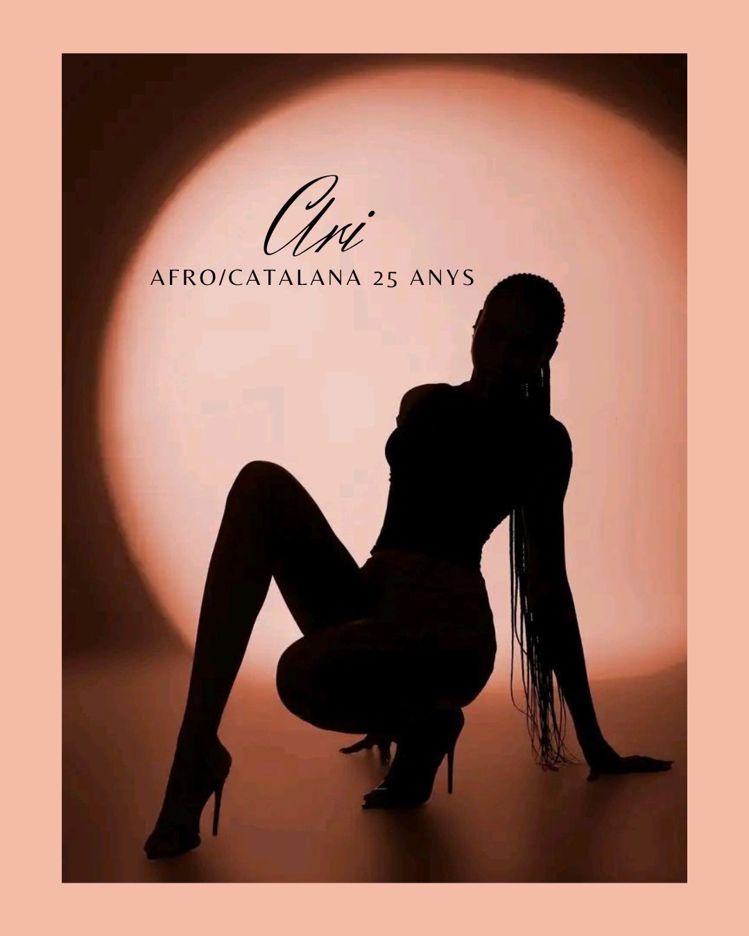 Silueta de una persona con tacones altos, posando frente a una luz. El texto dice: 