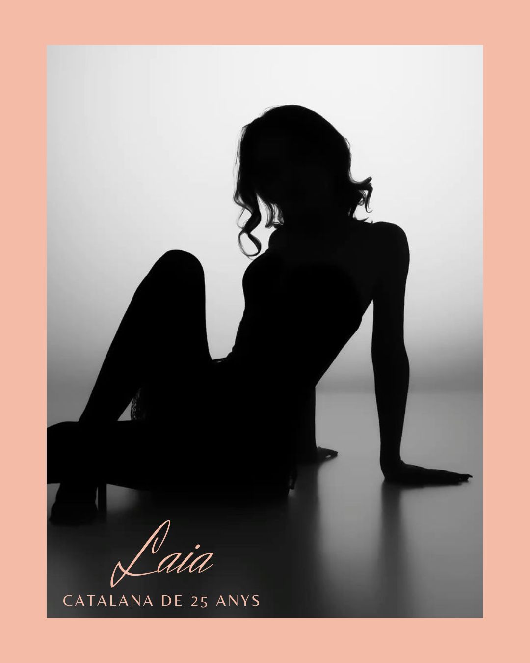 Silueta de una persona sentada sobre una superficie. El texto dice: «Laia, catalana de 25 años».