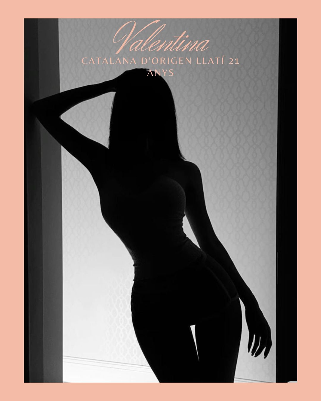 Silueta de una persona con tacones altos, posando frente a una luz. El texto dice: 