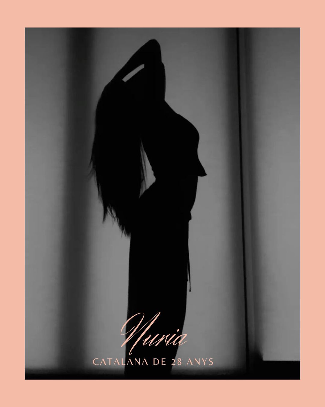 Silueta de una persona con tacones altos, posando frente a una luz. 