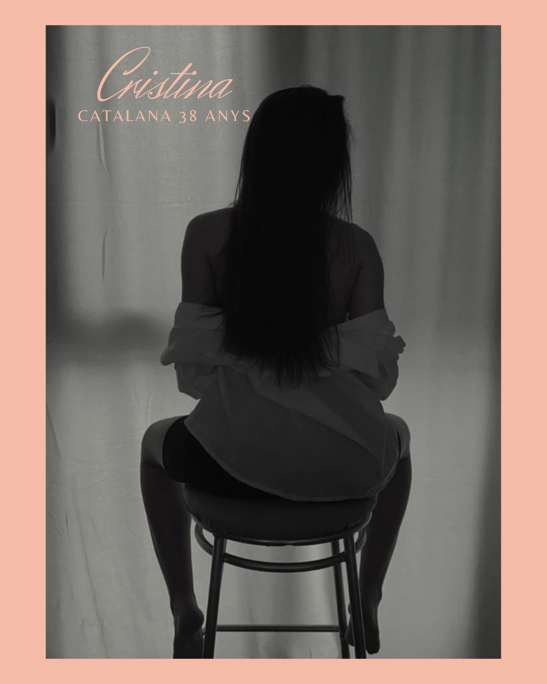Mujer sentada, de espaldas al espectador. Cabello largo, camisa abierta. Texto superpuesto: Cristina, Catalana, 36 años.