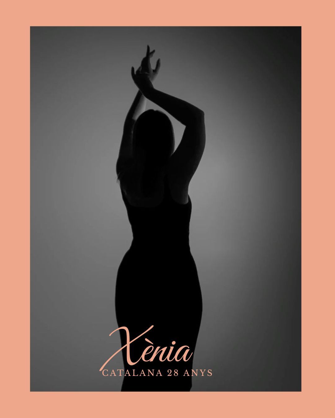 Mujer sentada, de espaldas al espectador. Cabello largo, camisa abierta. Texto superpuesto: Cristina, Catalana, 36 años.