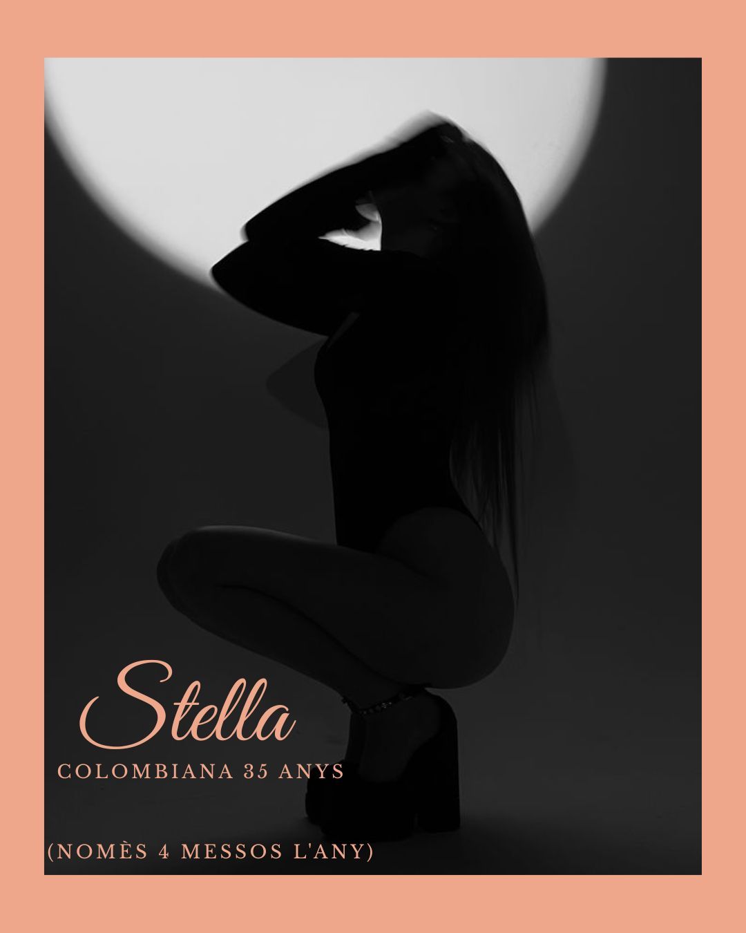 Mujer sentada, de espaldas al espectador. Cabello largo, camisa abierta. Texto superpuesto: Cristina, Catalana, 36 años.