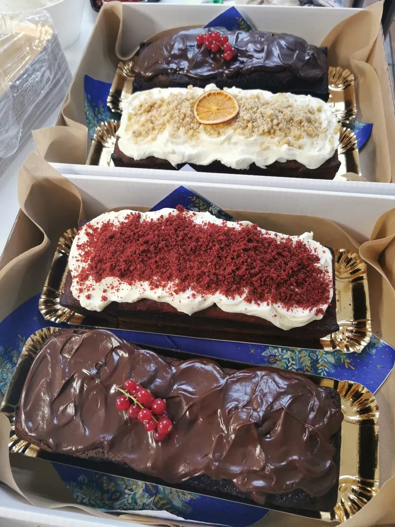 Hay tres tipos diferentes de pasteles en una caja.