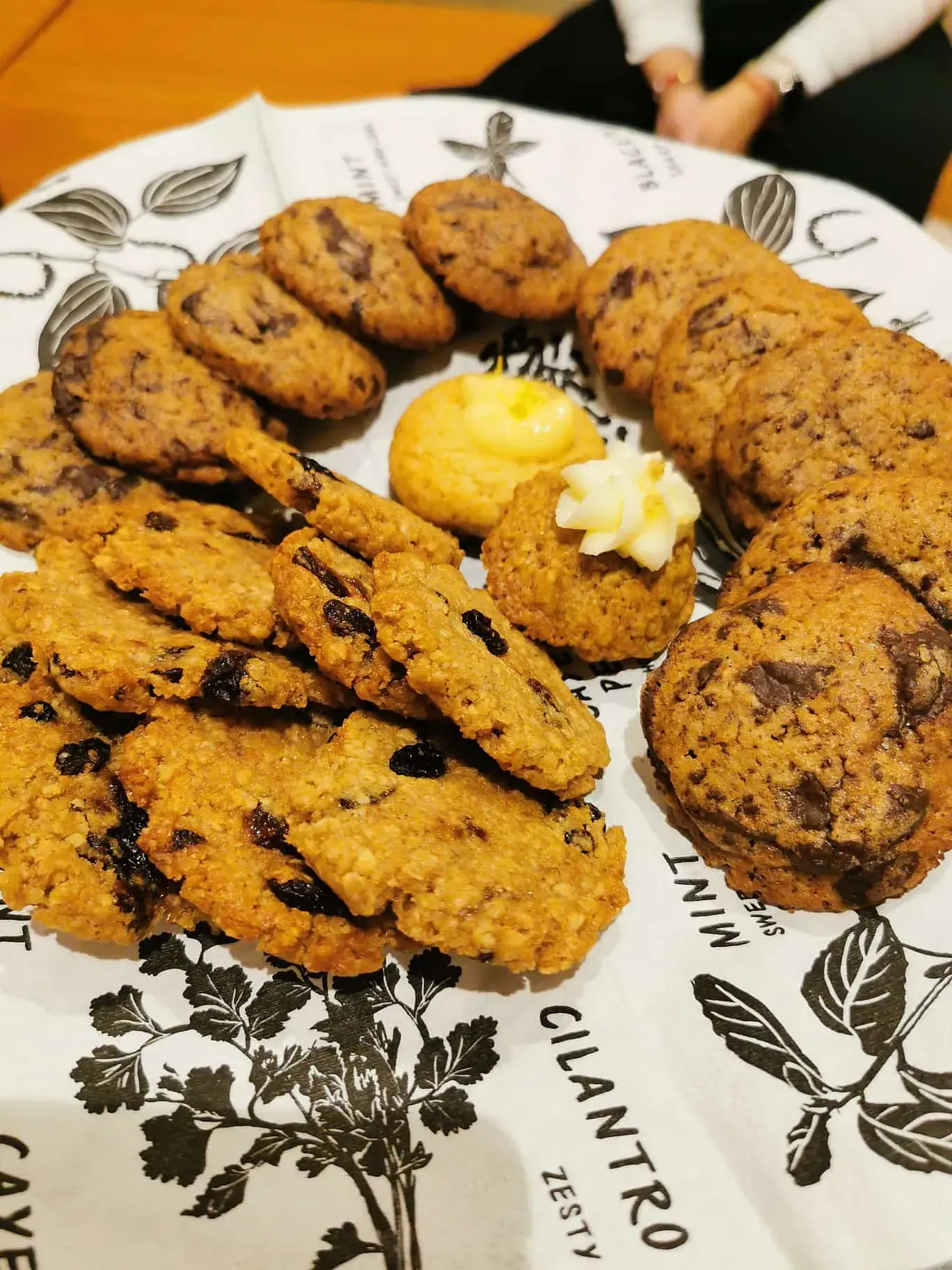 Un plato de galletas en una servilleta que dice giantro