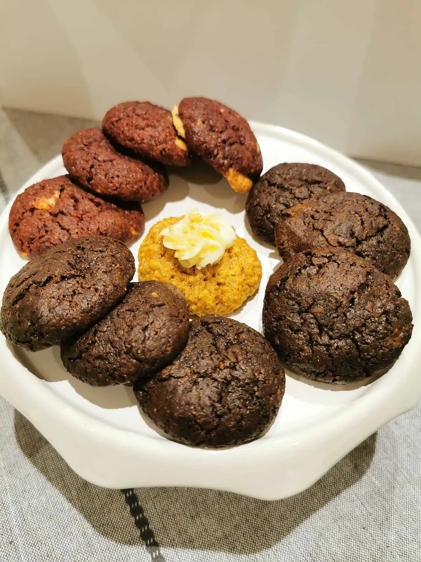 Un plato blanco cubierto con diferentes tipos de galletas.