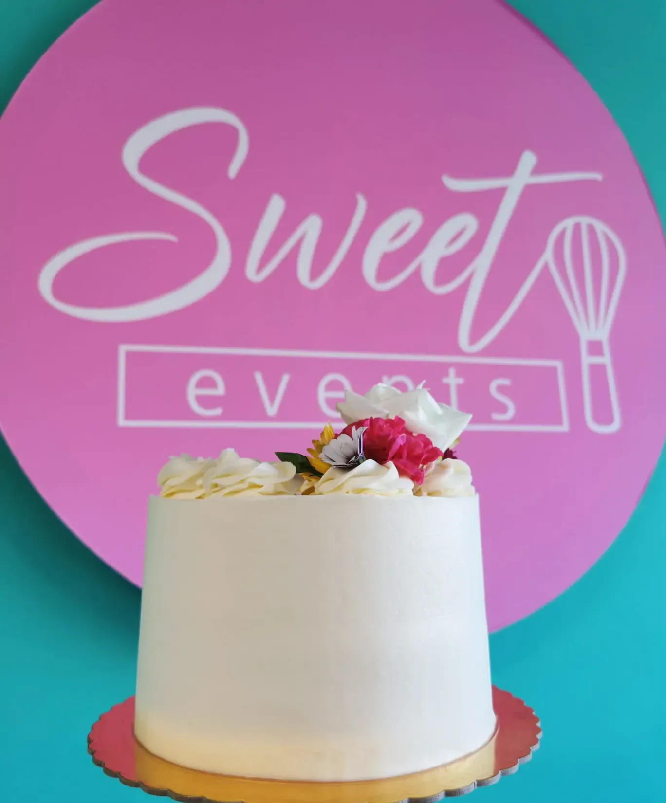 Un pastel delante de un cartel que dice dulces eventos.