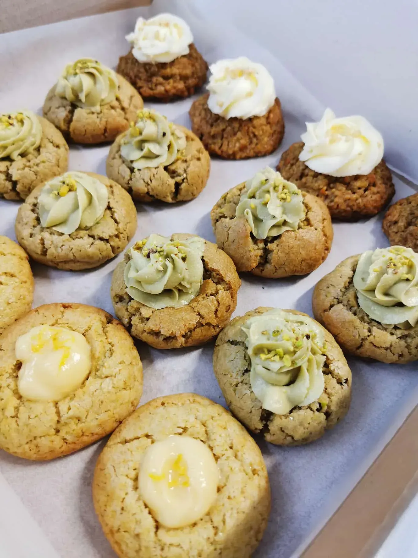 Una caja de galletas con glaseado encima.