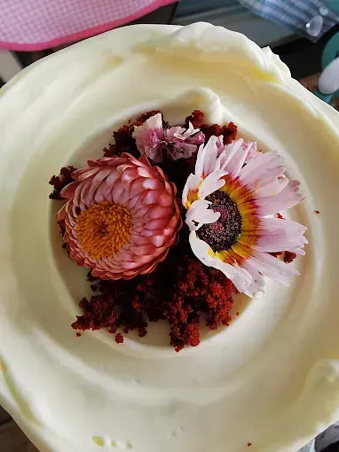Un primer plano de un plato de comida con flores encima.