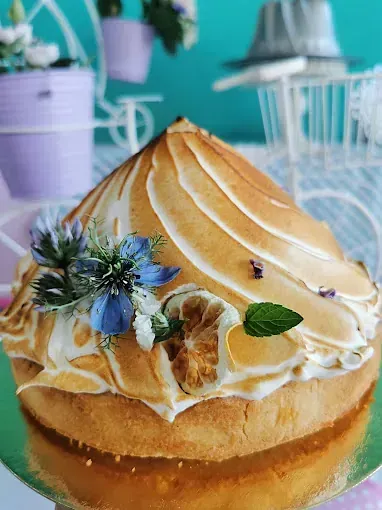 Un primer plano de un pastel con flores encima sobre una mesa.