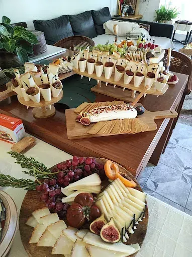 Hay muchos tipos diferentes de comida en la mesa.