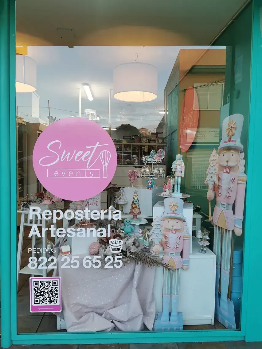 Un escaparate con un cascanueces encima