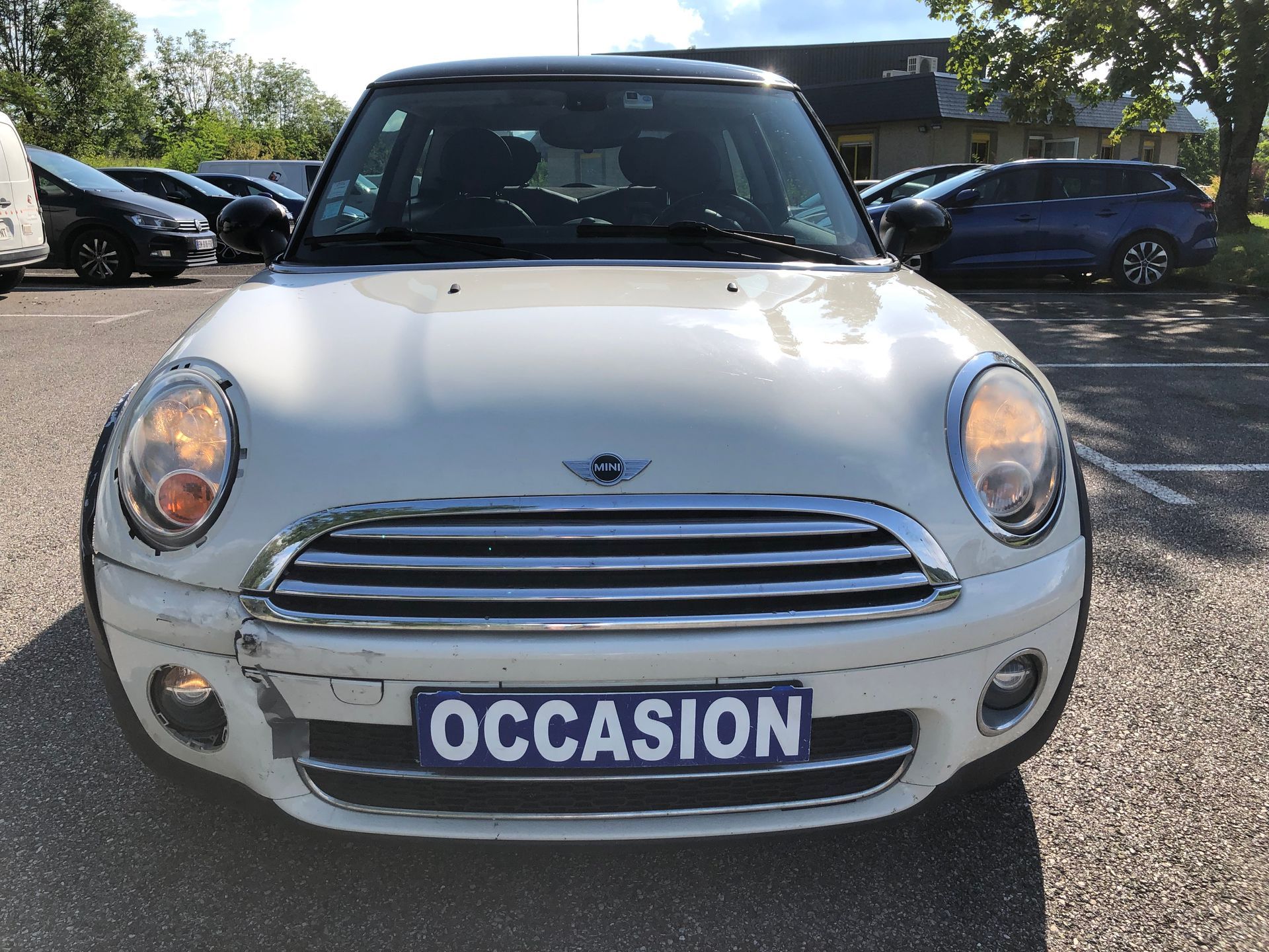 Une voiture Mini Cooper.