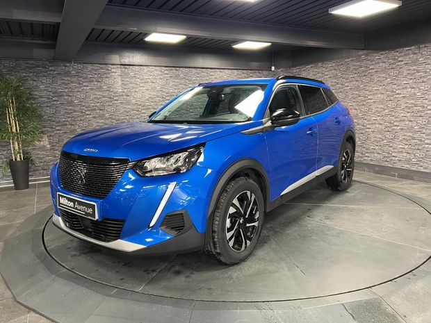 Une voiture Peugeot 2008 bleue.
